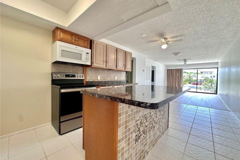 Copropriété à louer à Punta Gorda, Floride: 2 chambres, 83.43 m2 № 2102080 - photo 8