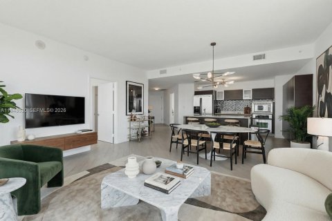 Condo in Miami, Florida, 2 bedrooms  № 2011939 - photo 3