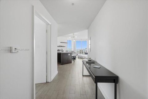 Condo in Miami, Florida, 2 bedrooms  № 2011939 - photo 17