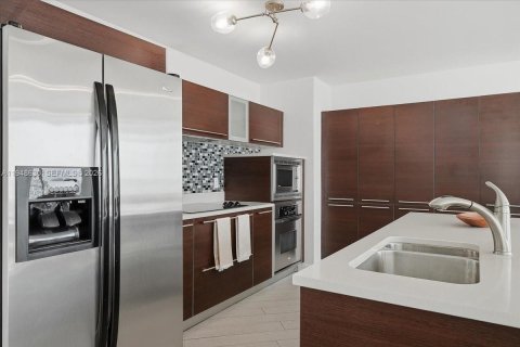 Condo in Miami, Florida, 2 bedrooms  № 2011939 - photo 10