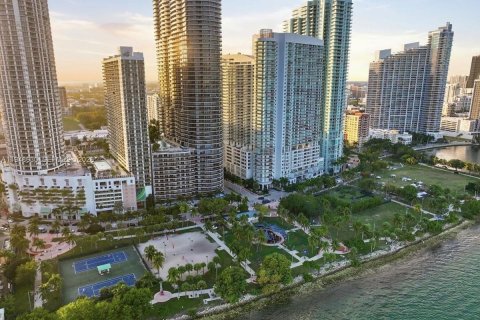 Condo in Miami, Florida, 2 bedrooms  № 2011939 - photo 5