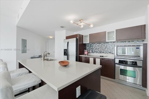 Condo in Miami, Florida, 2 bedrooms  № 2011939 - photo 7