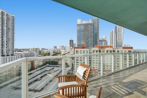 Condo in Miami, Florida, 2 bedrooms  № 2011939 - photo 25