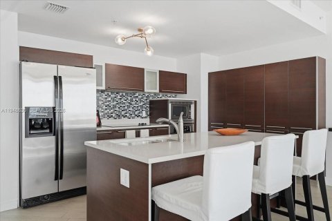 Condo in Miami, Florida, 2 bedrooms  № 2011939 - photo 16