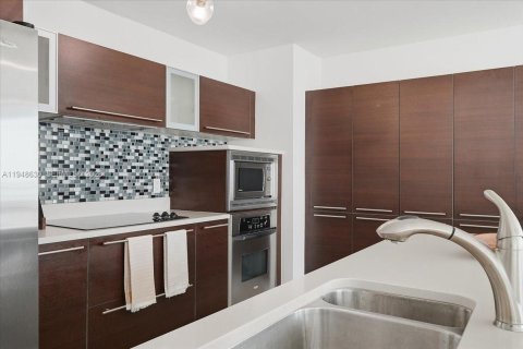 Condo in Miami, Florida, 2 bedrooms  № 2011939 - photo 9