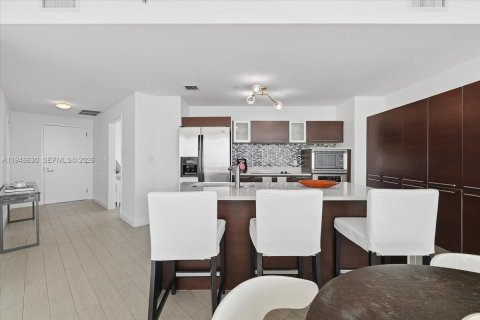 Condo in Miami, Florida, 2 bedrooms  № 2011939 - photo 11