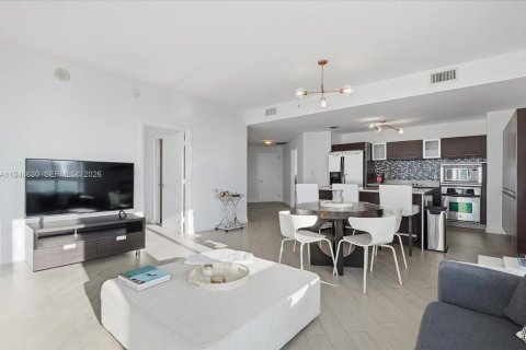 Condo in Miami, Florida, 2 bedrooms  № 2011939 - photo 23