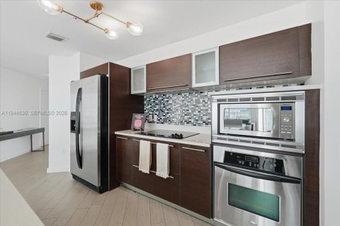 Condo in Miami, Florida, 2 bedrooms  № 2011939 - photo 8