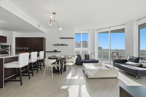 Condo in Miami, Florida, 2 bedrooms  № 2011939 - photo 19