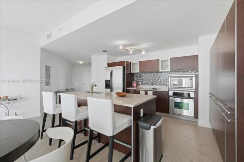 Condo in Miami, Florida, 2 bedrooms  № 2011939 - photo 12