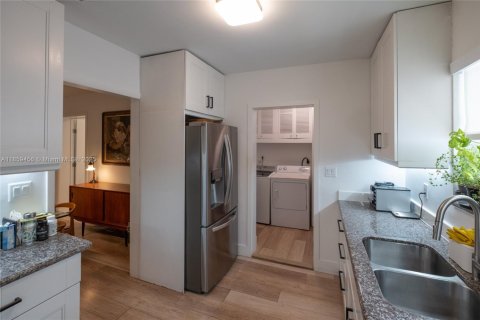 House in Miami Beach, Florida 3 bedrooms, 137.68 sq.m. № 1888949 - photo 19