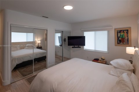 House in Miami Beach, Florida 3 bedrooms, 137.68 sq.m. № 1888949 - photo 16