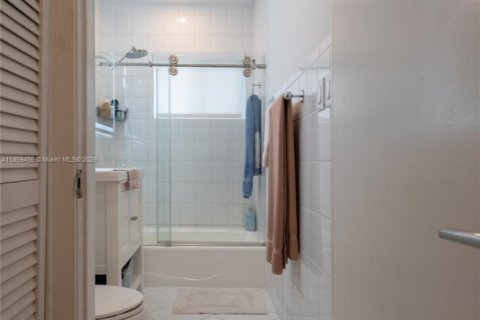House in Miami Beach, Florida 3 bedrooms, 137.68 sq.m. № 1888949 - photo 18
