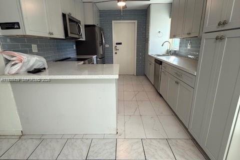 House in Cutler Bay, Florida 3 bedrooms, 111.11 sq.m. № 1994397 - photo 4