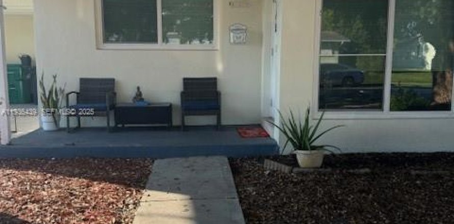 House in Cutler Bay, Florida 3 bedrooms, 111.11 sq.m. № 1994397