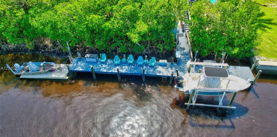 Immobilier commercial à Everglades, Floride 222.41 m2 № 2075337