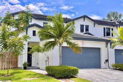 Adosado en Dania Beach, Florida 3 dormitorios, 161.46 m2 № 2087306