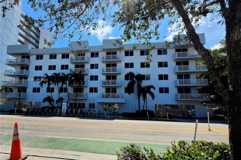 Condominio en alquiler en Miami Beach, Florida, 1 dormitorio, 69.86 m2 № 1922554 - foto 1