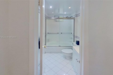 Condominio en alquiler en Miami Beach, Florida, 1 dormitorio, 69.86 m2 № 1922554 - foto 17