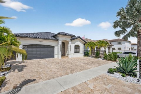 House in Miami, Florida 5 bedrooms, 199.28 sq.m. № 2041909 - photo 3