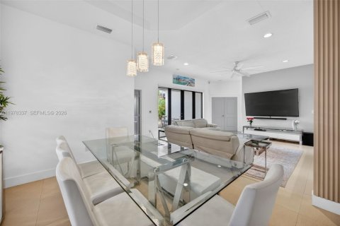 House in Miami, Florida 5 bedrooms, 199.28 sq.m. № 2041909 - photo 12
