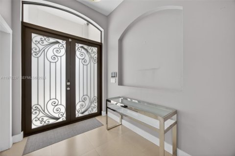 House in Miami, Florida 5 bedrooms, 199.28 sq.m. № 2041909 - photo 5