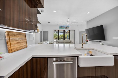 House in Miami, Florida 5 bedrooms, 199.28 sq.m. № 2041909 - photo 20