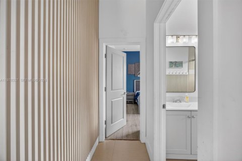 House in Miami, Florida 5 bedrooms, 199.28 sq.m. № 2041909 - photo 13