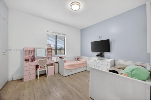 House in Miami, Florida 5 bedrooms, 199.28 sq.m. № 2041909 - photo 29