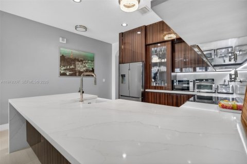 House in Miami, Florida 5 bedrooms, 199.28 sq.m. № 2041909 - photo 15