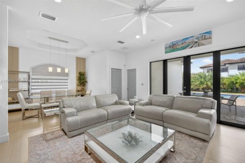 House in Miami, Florida 5 bedrooms, 199.28 sq.m. № 2041909 - photo 18