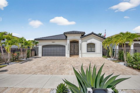 House in Miami, Florida 5 bedrooms, 199.28 sq.m. № 2041909