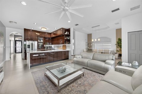 House in Miami, Florida 5 bedrooms, 199.28 sq.m. № 2041909 - photo 7