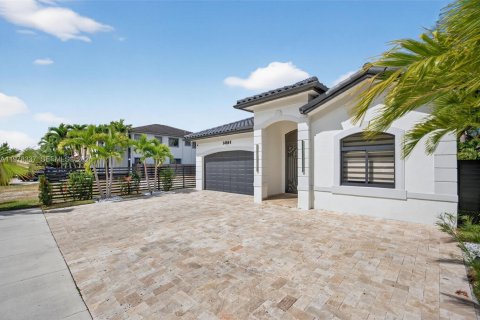 House in Miami, Florida 5 bedrooms, 199.28 sq.m. № 2041909 - photo 2