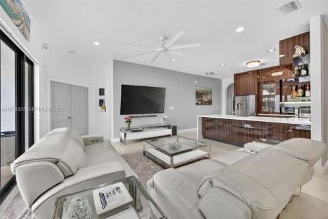 House in Miami, Florida 5 bedrooms, 199.28 sq.m. № 2041909 - photo 9