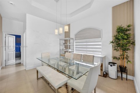 House in Miami, Florida 5 bedrooms, 199.28 sq.m. № 2041909 - photo 10