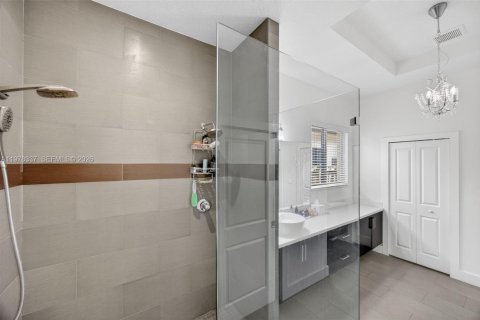 House in Miami, Florida 5 bedrooms, 199.28 sq.m. № 2041909 - photo 24