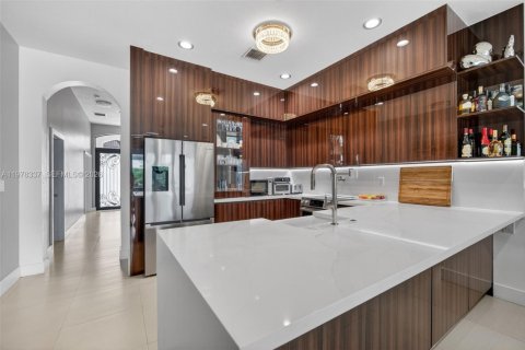 House in Miami, Florida 5 bedrooms, 199.28 sq.m. № 2041909 - photo 17