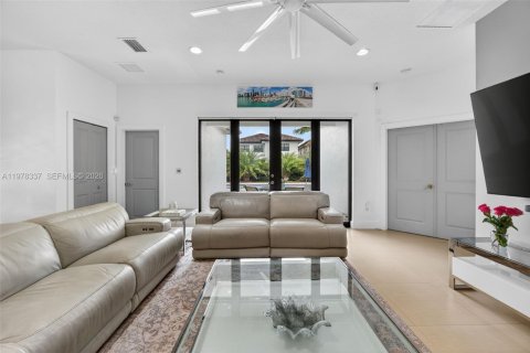 House in Miami, Florida 5 bedrooms, 199.28 sq.m. № 2041909 - photo 16