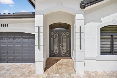 House in Miami, Florida 5 bedrooms, 199.28 sq.m. № 2041909 - photo 4