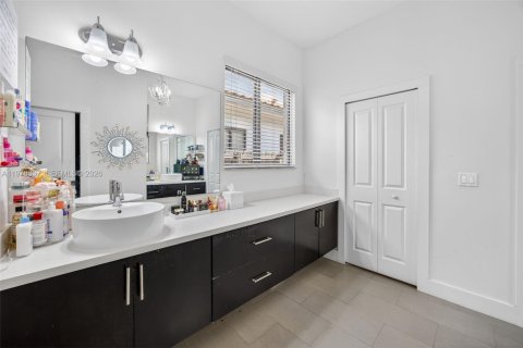 House in Miami, Florida 5 bedrooms, 199.28 sq.m. № 2041909 - photo 25