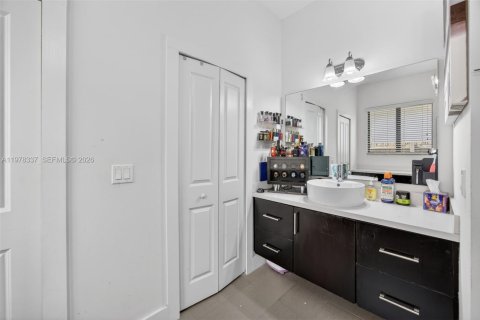 House in Miami, Florida 5 bedrooms, 199.28 sq.m. № 2041909 - photo 26