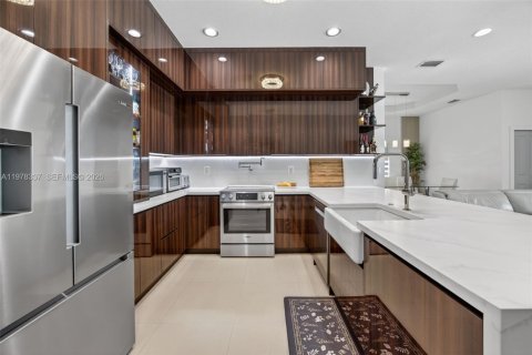 House in Miami, Florida 5 bedrooms, 199.28 sq.m. № 2041909 - photo 19