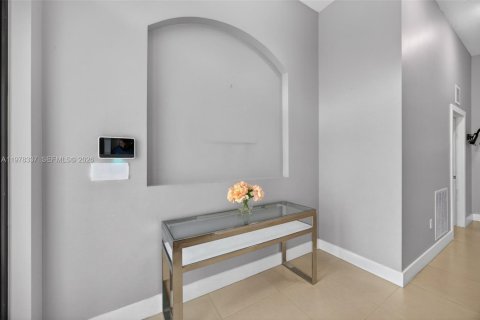 House in Miami, Florida 5 bedrooms, 199.28 sq.m. № 2041909 - photo 6