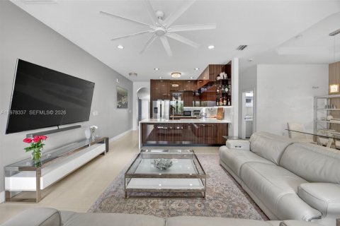 House in Miami, Florida 5 bedrooms, 199.28 sq.m. № 2041909 - photo 8