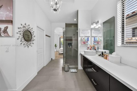 House in Miami, Florida 5 bedrooms, 199.28 sq.m. № 2041909 - photo 28