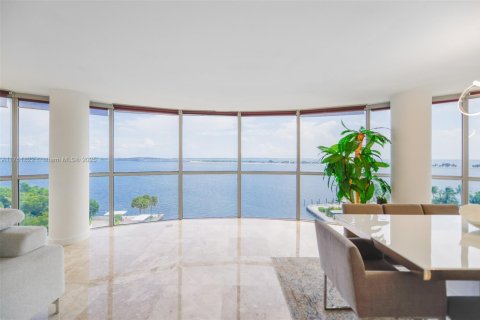 Condo in Miami, Florida, 3 bedrooms  № 1980735 - photo 1