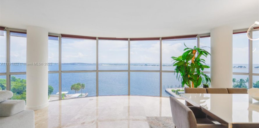 Condo in Miami, Florida, 3 bedrooms  № 1980735