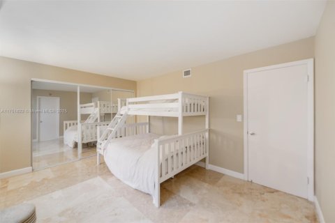 Condo in Miami, Florida, 3 bedrooms  № 1980735 - photo 16