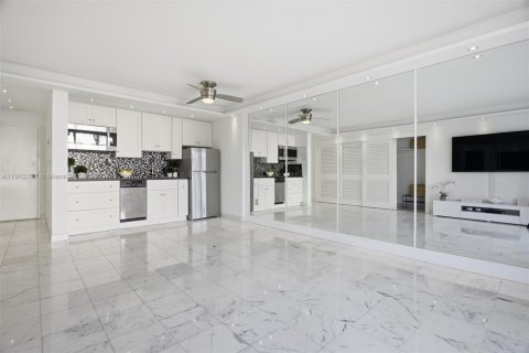 Condo in Miami Beach, Florida  № 1968581 - photo 13